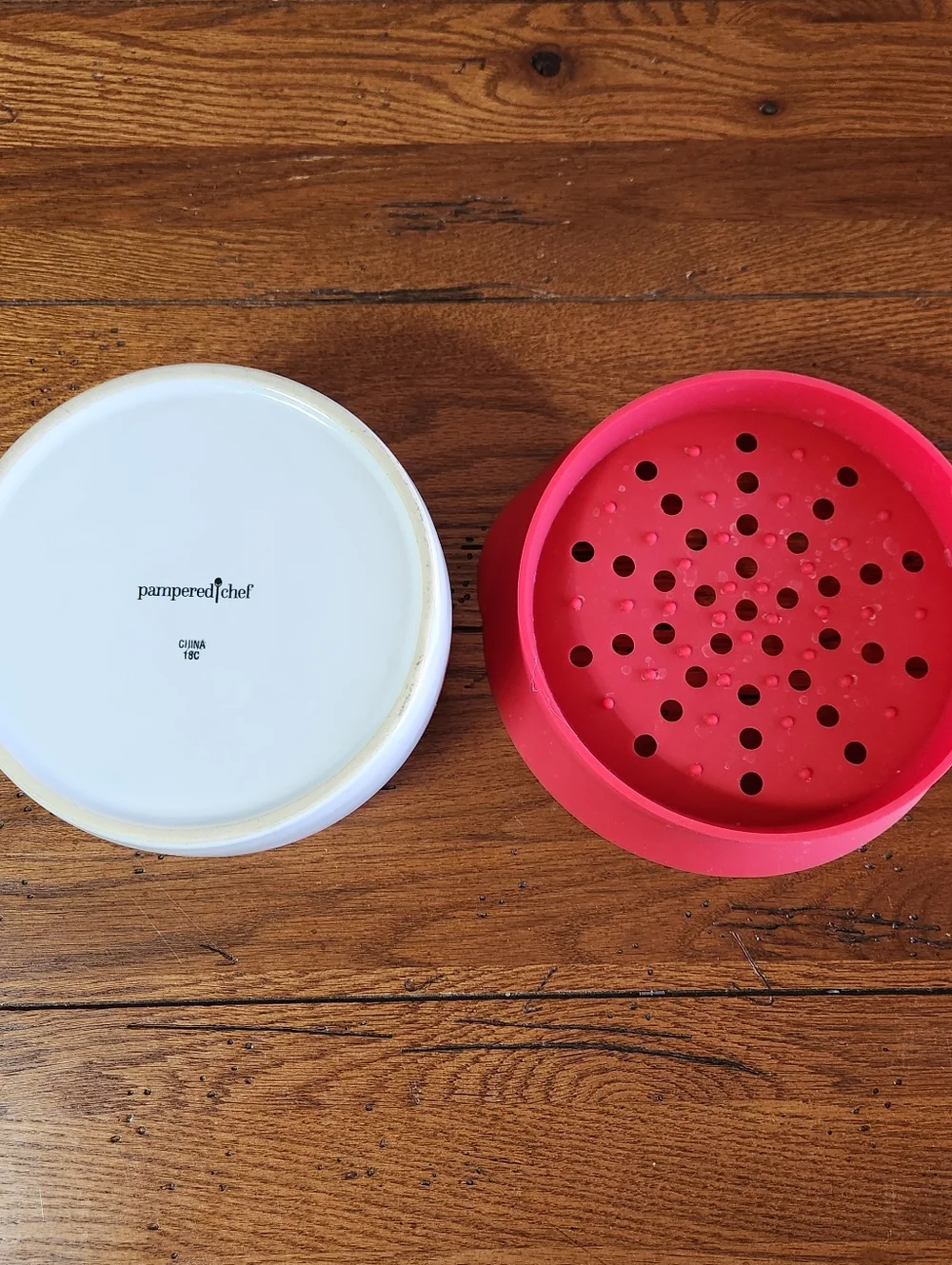 Pampered Chef Microwave Pasta Cooker #2633 Red White + Strainer Lid EUC